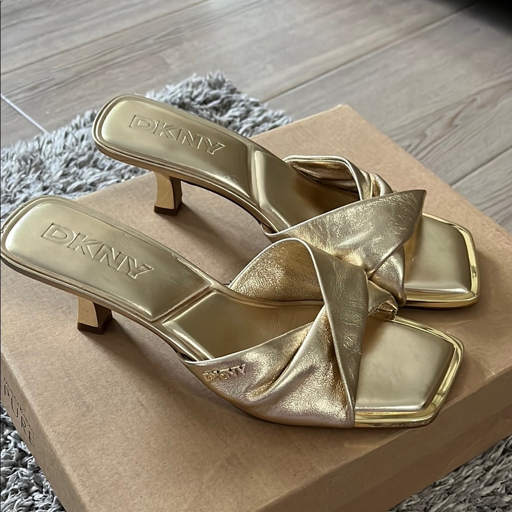 DKNY JOLAINE TWIST SANDAL - GOLD
